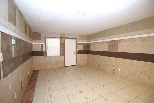 Building Photo - North Pensacola 2-Bed, 1-Bath Quadplex – Pet-Friendly, Available 1/6