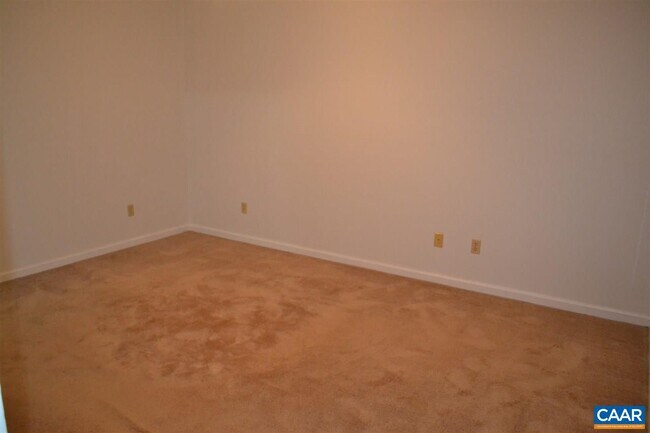 Building Photo - 15 Englewood Dr