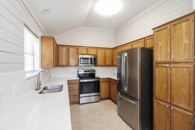 Building Photo - 601 E 6th St