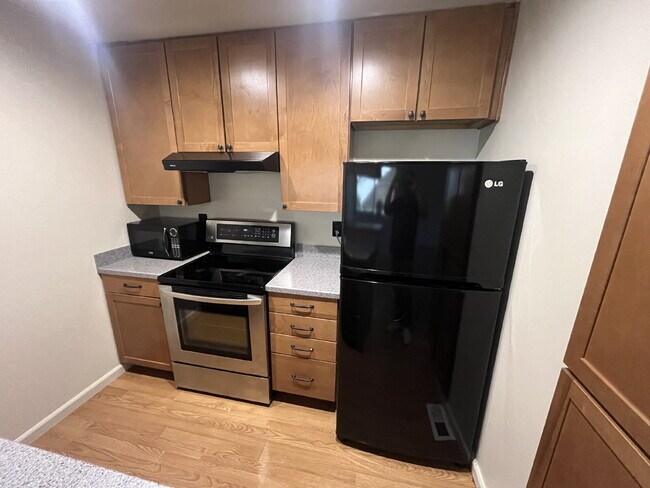 Building Photo - Downstairs 2 bedroom unit with parking and a patio