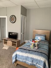 Building Photo - 618 N 5th St