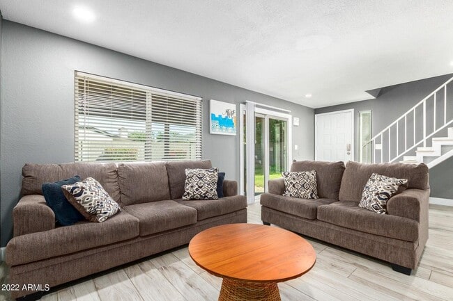 Building Photo - 1502 E Topeka Dr