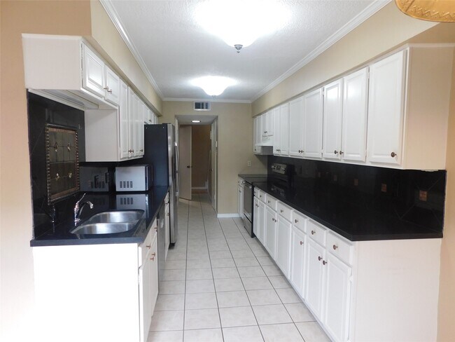 Building Photo - 472 N Post Oak Ln