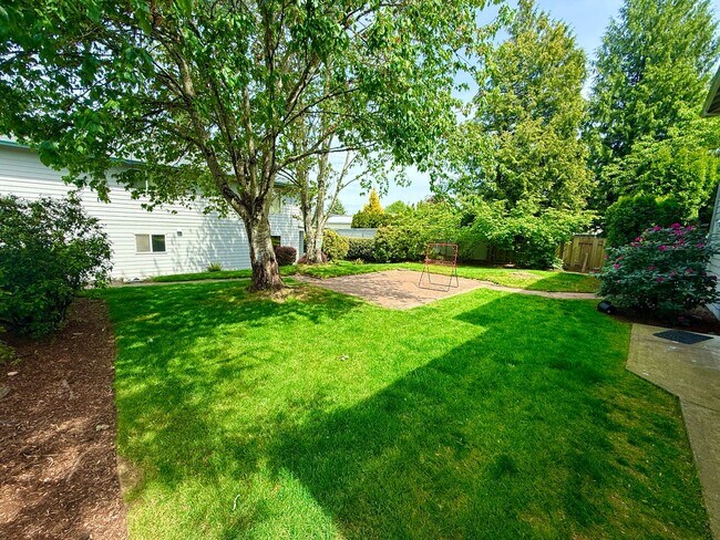 Building Photo - Large 980sq. 1 bedroom apartment with attached garage plus 1 parking space