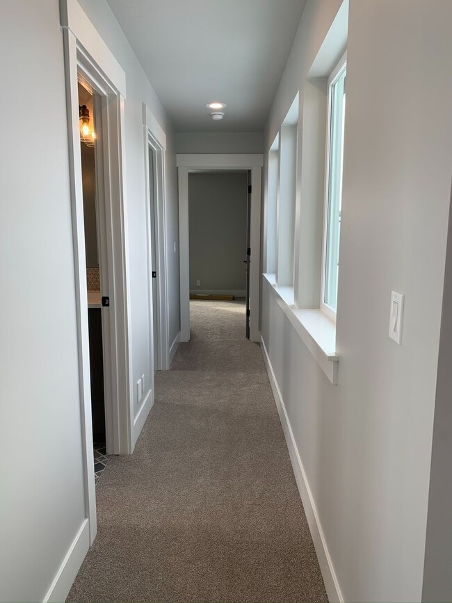 Building Photo - Spectacular newer 3 bed 2.5 bath custom ho...