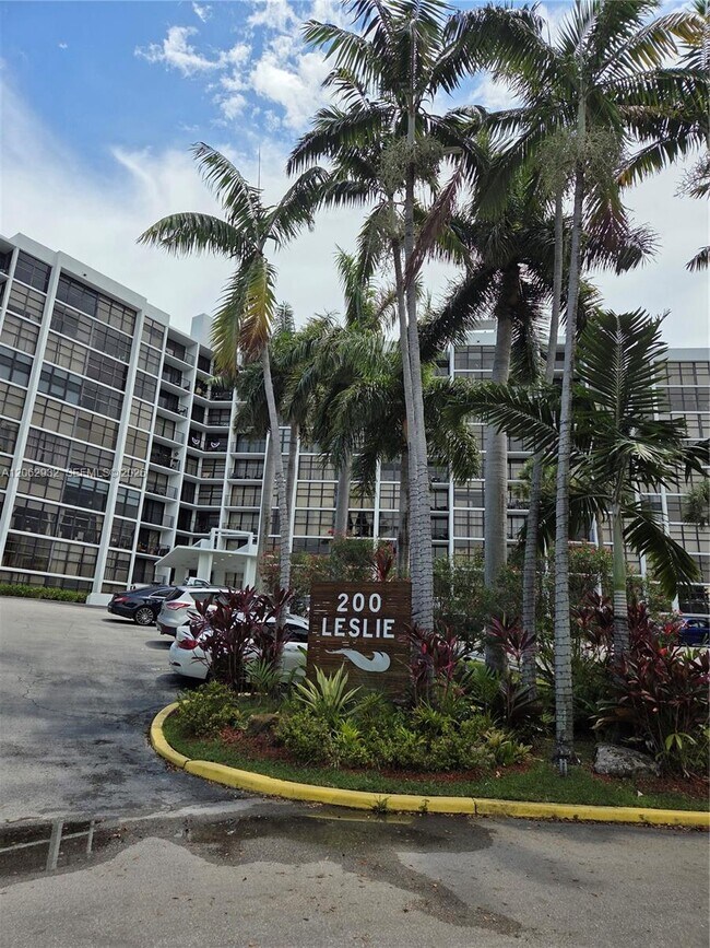 Building Photo - 200 Leslie Dr
