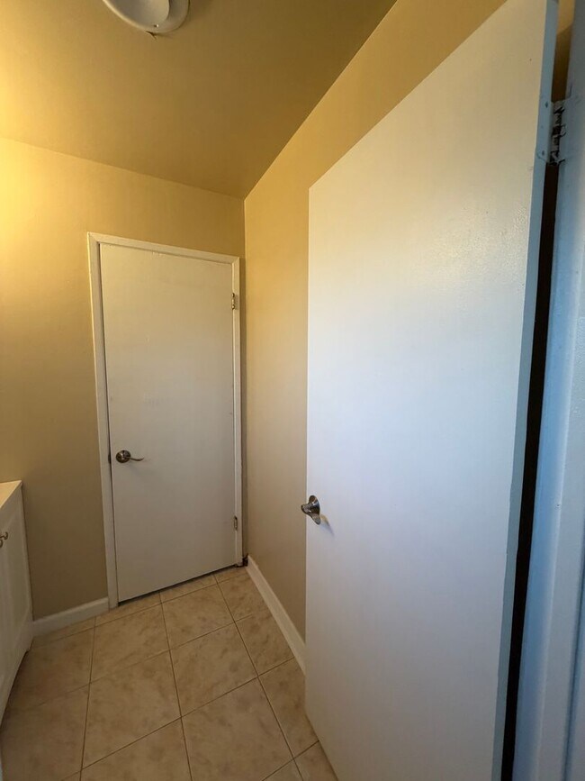 Building Photo - Affordable 3 BD 2 BA house in SW Bakersfield on a corner lot