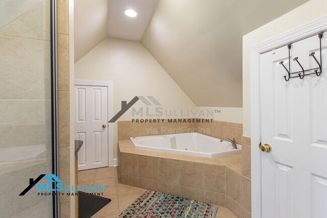 Building Photo - 5623 Lake Elton Rd