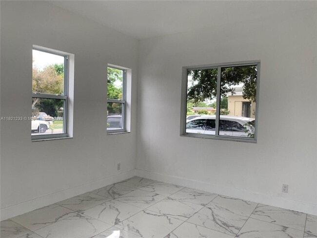 Building Photo - 2305 NW 6th Pl