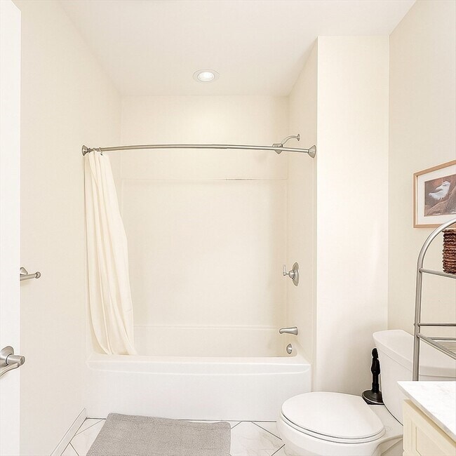 Building Photo - 463 Rutherford Ave