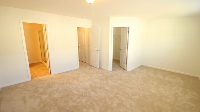 Building Photo - Beautiful and Bright 3 bedroom 2.5 bath Townhouse in Brightleaf with a Garage!!