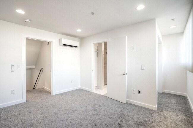Building Photo - Little Italy Modern Townhome, 2 En Suite Bedrooms on Separate Levels, Private Roof Deck with Suns...