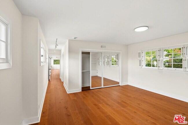 Building Photo - 10309 La Grange Ave