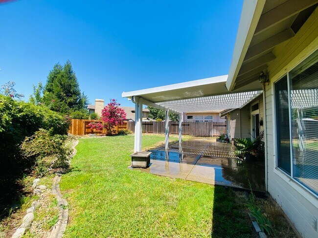 Building Photo - Charming Single-Story Corner Lot Rental