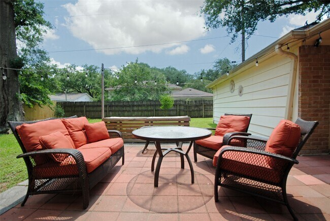 Building Photo - 15007 Pebble Bend Dr