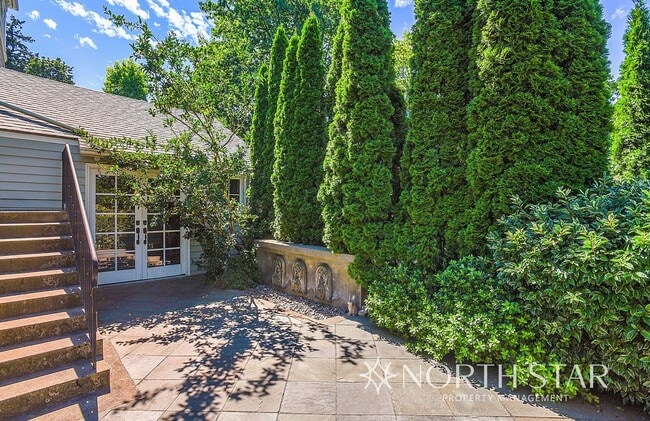 Building Photo - Live in a National Historic Home