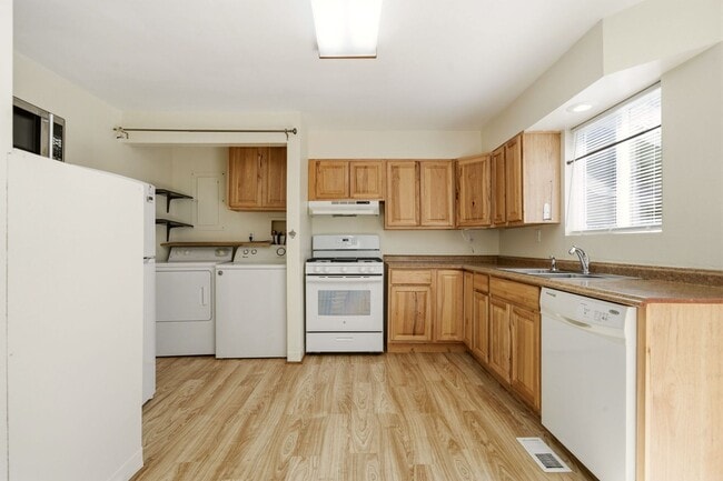 Building Photo - Updated Single-Level Home with Modern Kitchen, Natural Light & Parking