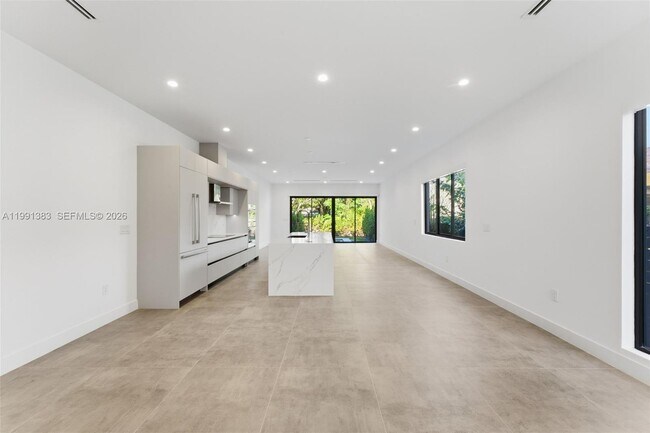 Building Photo - 2840 SW 32nd Ct