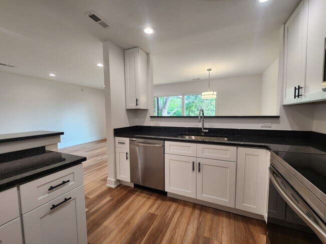 Building Photo - 915 Shorewood