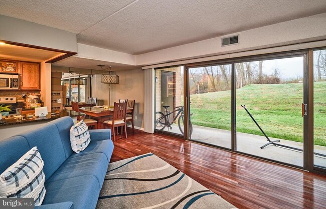 Building Photo - 61 Hermitage Dr