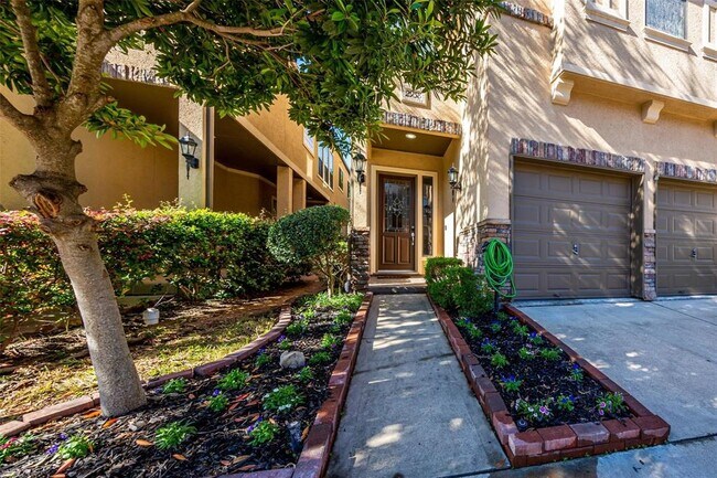 Building Photo - 2938 Royal Oaks Crest