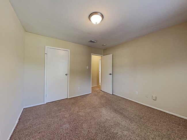 Building Photo - 2022 Oak Shores Dr