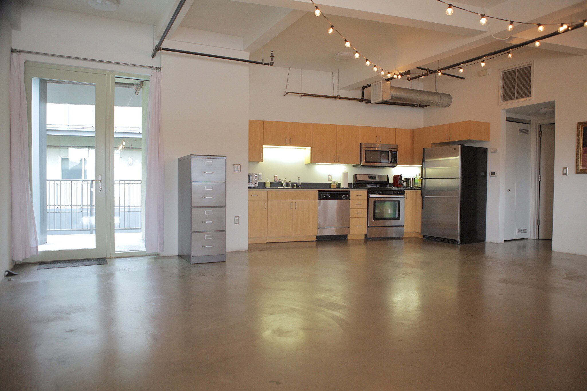 Building Photo - 200 N San Fernando Rd