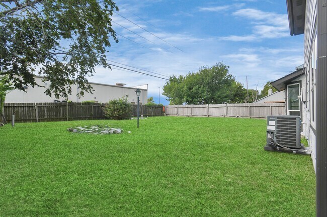 Building Photo - 20423 Blue Juniper Dr