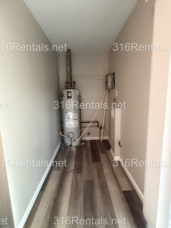 Building Photo - $1200 - NEWLY REMODELED 4 bedroom / 1 bathroom - Single Family Home
