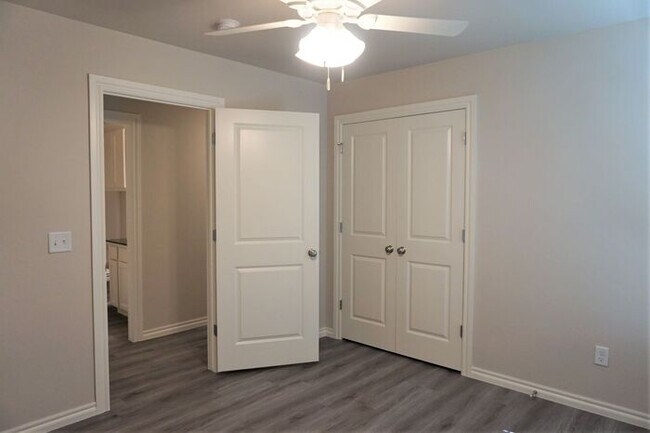 Building Photo - 3 Bed 2 Bath 2 Car Duplex in Chisholm Creek NW OKC