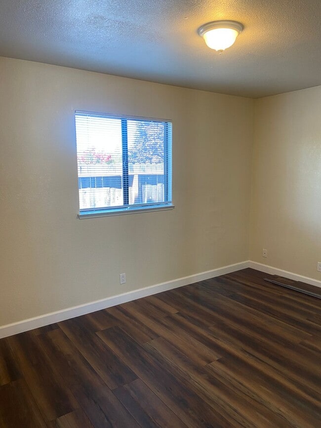 Building Photo - A 2 Bdrm, 1 Bath near the heart of Roseville!