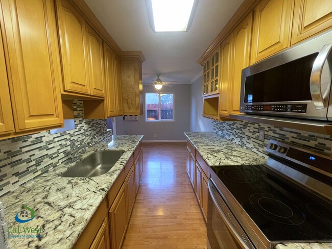 Building Photo - $2795- 2 Bed/1 Bath Remodeled two Story To...