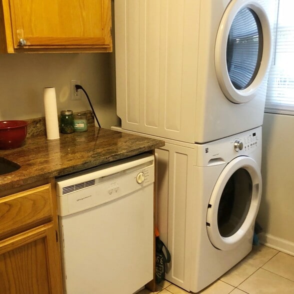 kitchen with washer dryer - 16 Reid St