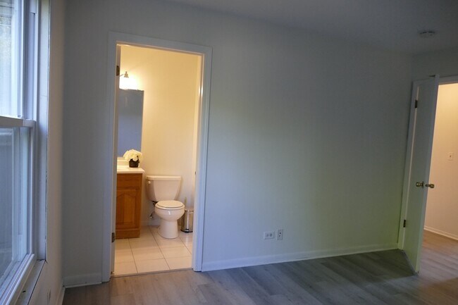 Building Photo - 1076 Crestwood Ln