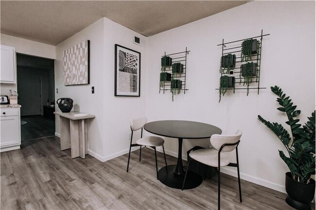 Building Photo - 1930 Independence Rd