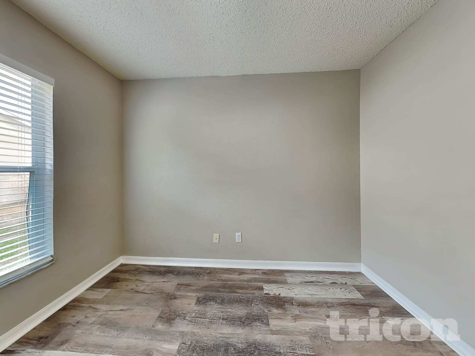 Building Photo - 233 Lakeway Ln