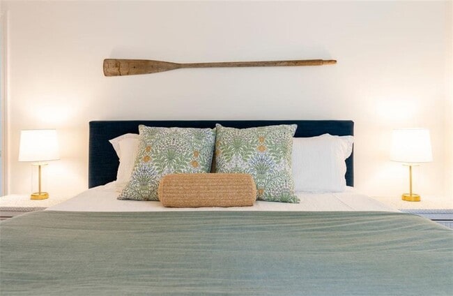 Building Photo - 11 N Hillview Dr