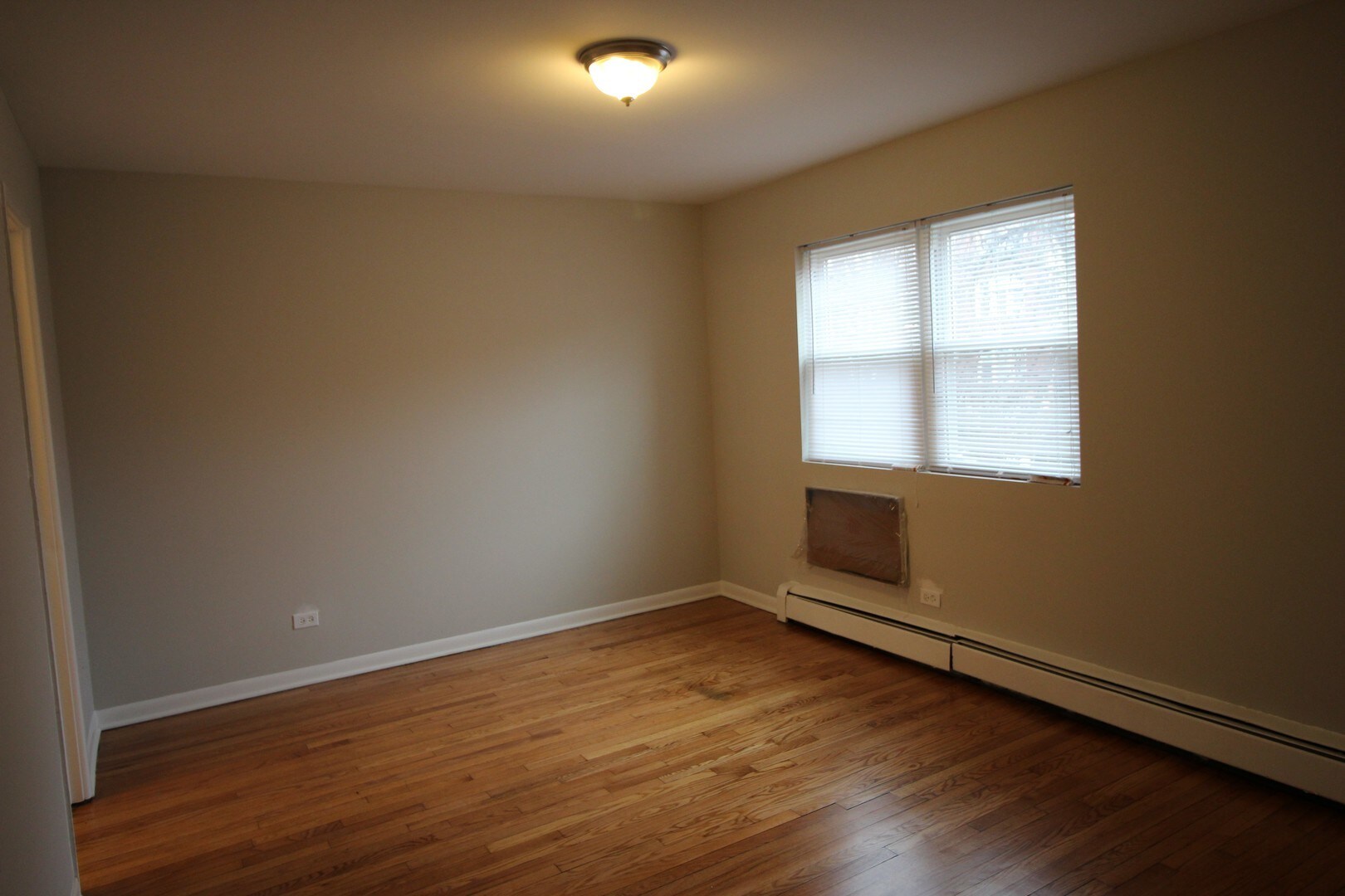 Building Photo - 1642 W Morse Ave