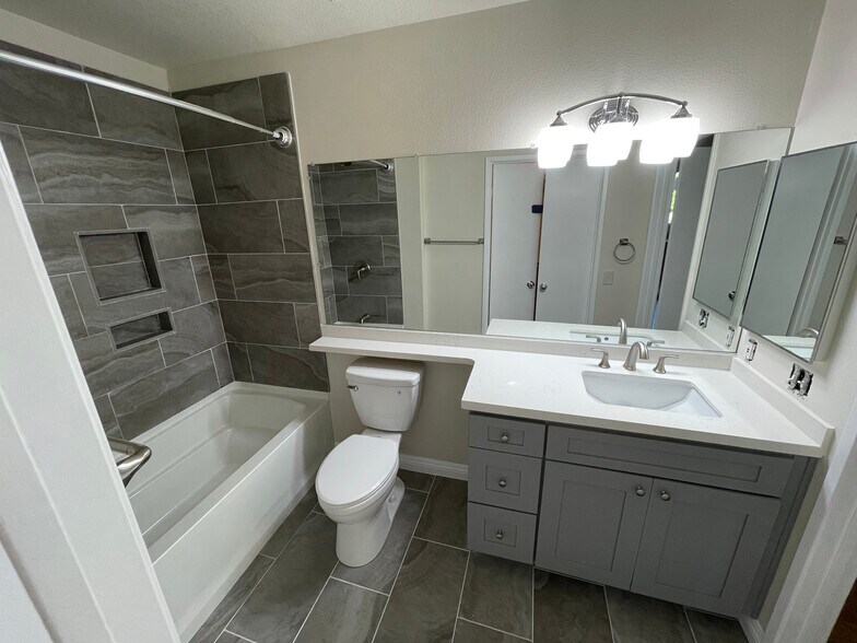 master bath 1 - 2960 Champion Way