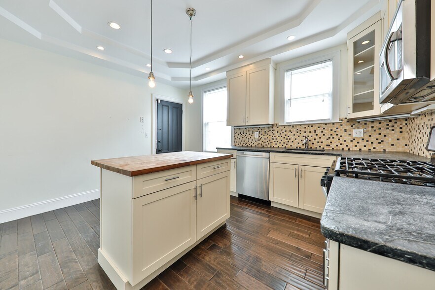 Building Photo - 9 Bellflower St