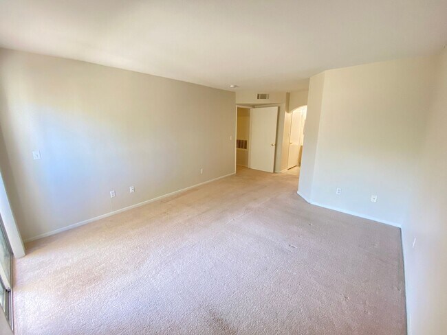 Building Photo - Charming 2Bed/2Bath 1st Floor Condo nestle...