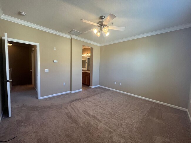 Building Photo - Spacious 3bed 2.5 bath available in Regency Park
