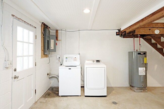 Building Photo - Nicely Updated Duplex Near UVA Medical Center