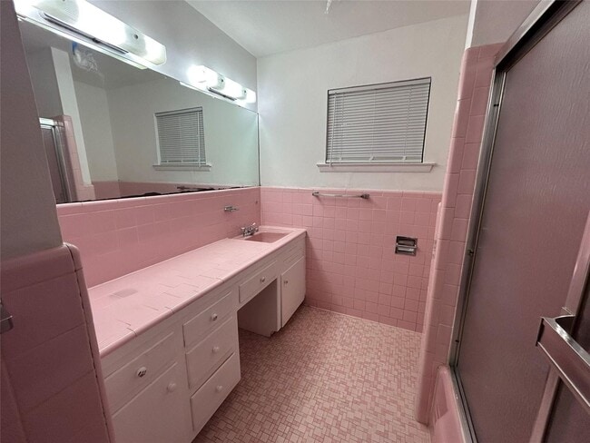 Building Photo - 617 Forest Ln