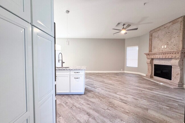 Building Photo - 3Bed/2.5 Ba House in Gated Community in No...
