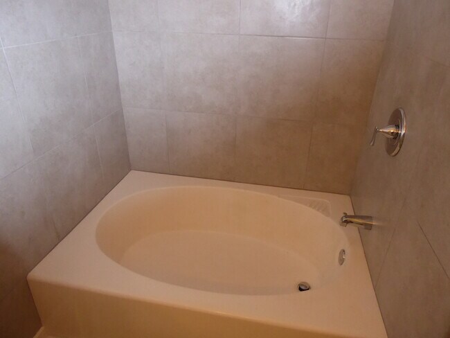 Building Photo - 5 Oak Crest Ct