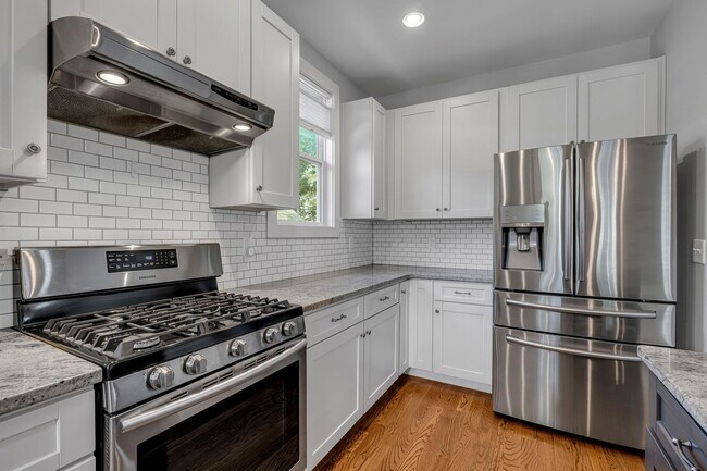 Building Photo - Great price for a huge house! CHARMING Sylvan Heights home 4 Bed 4 Bath. Beautiful private backya...