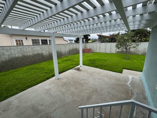 Building Photo - Beautiful 3 bedroom 2 bath HOME . . .  Clo...