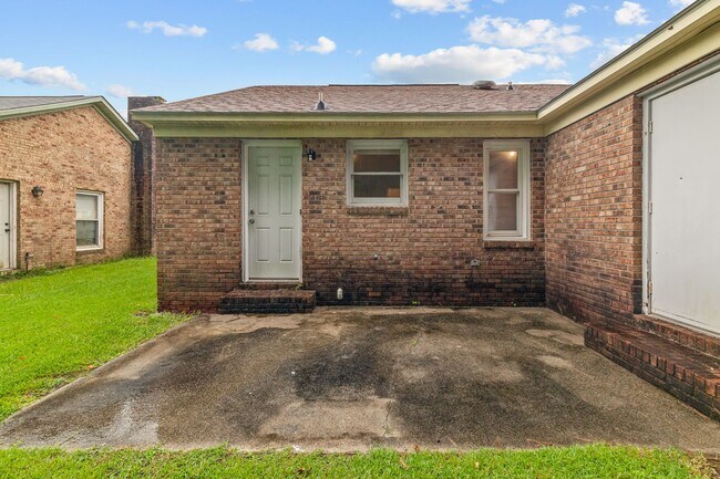 Building Photo - 2 Bedroom 1 Bathroom Duplex