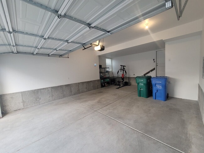 Building Photo - "Spacious 4-Bed Townhouse with Scenic View...